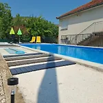 Zora S Bazenom Sa Slanom Vodom - Nova Sezona! Διαμέρισμα *